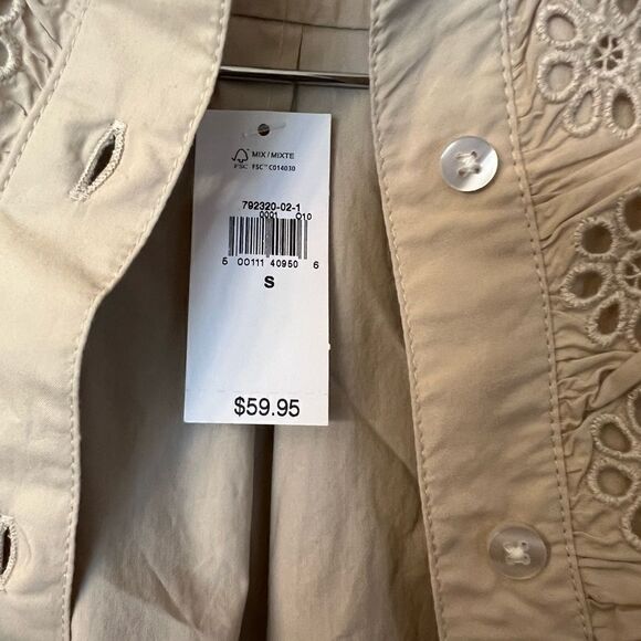 Women’s NWT Gap ruffled button down shirt.  Size Small. - Picture 4 of 8